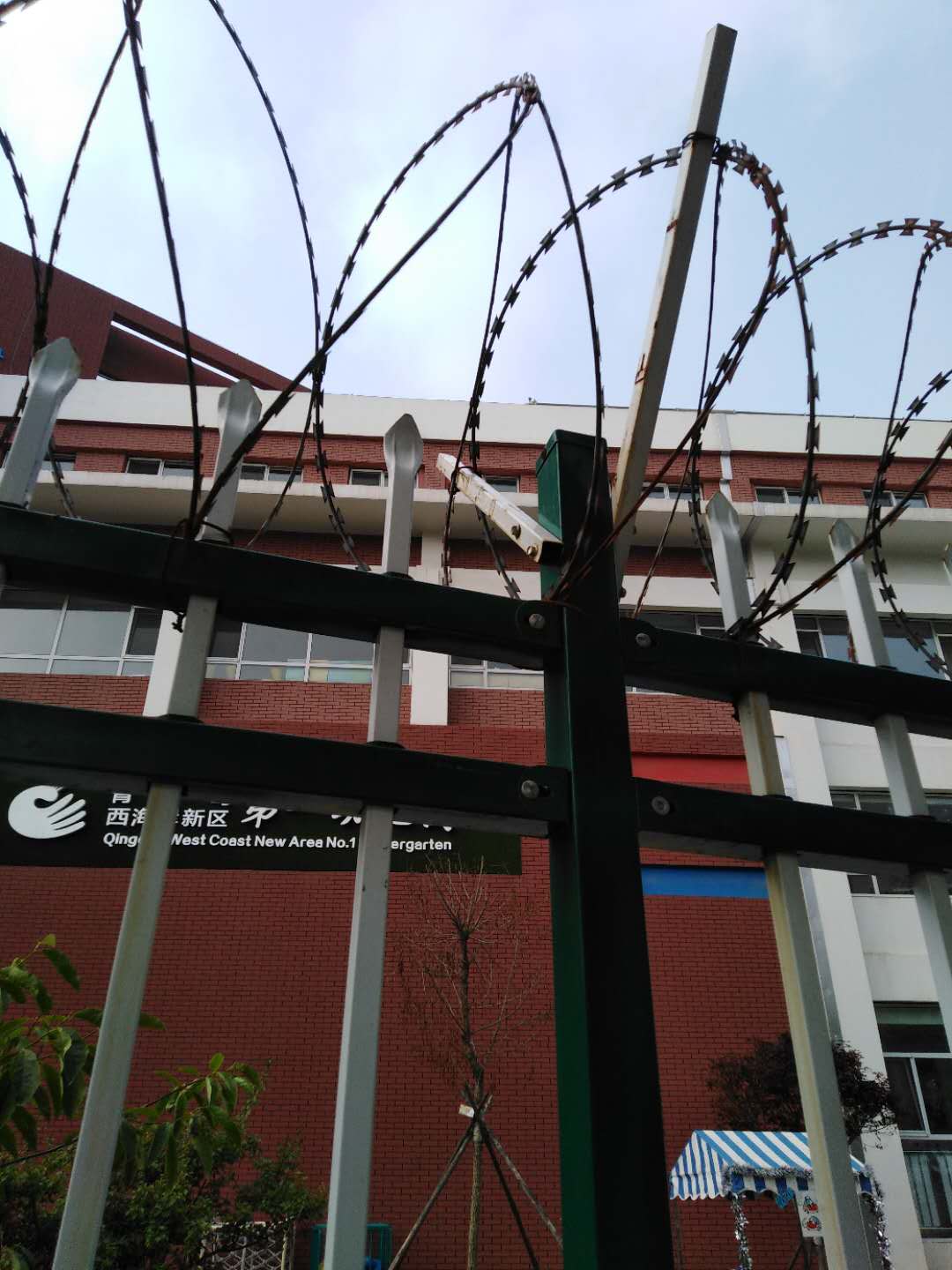 山東黃島港頭臧小學(xué)，鋅鋼護欄施工施工效果圖。